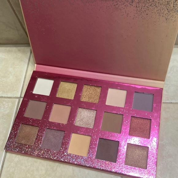 Beauty Concepts All That Glitters Eyeshadow Pallete - Picture 3 of 4